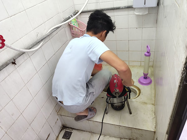 昌江管道堵塞冒臭气 专业师傅现场解决问题