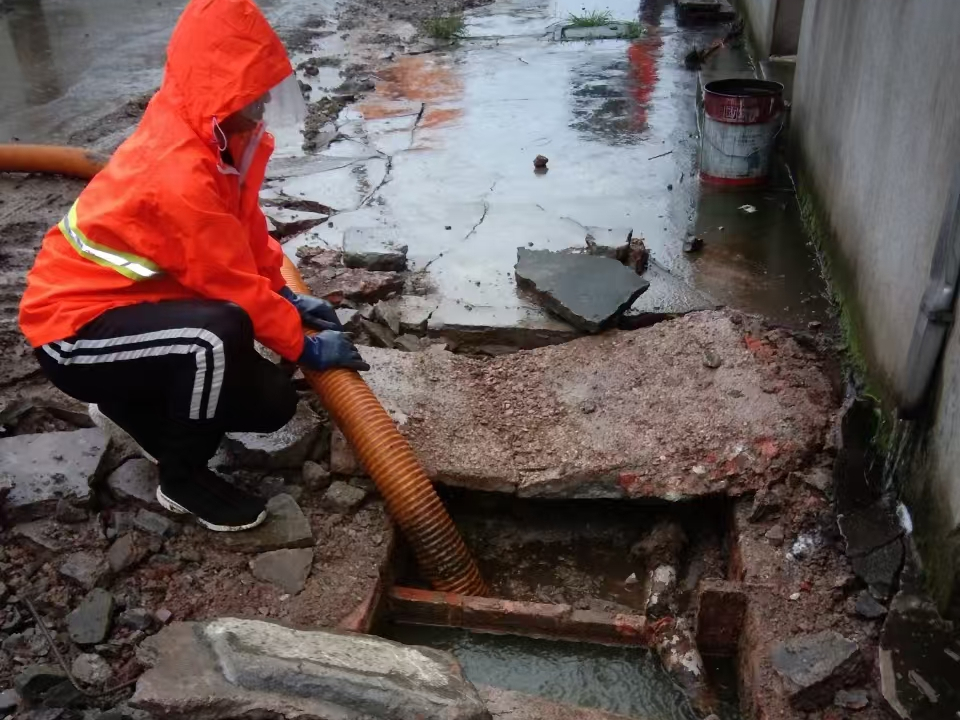 昌江专业清理污水池 炜誉市政以规范流程守护城市 “肠道”